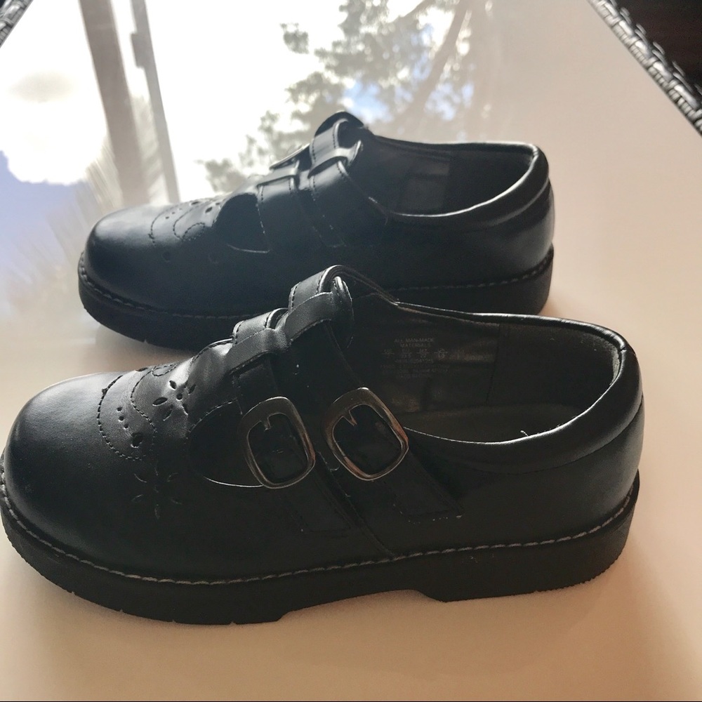 Shoes - Picture 2 of 4